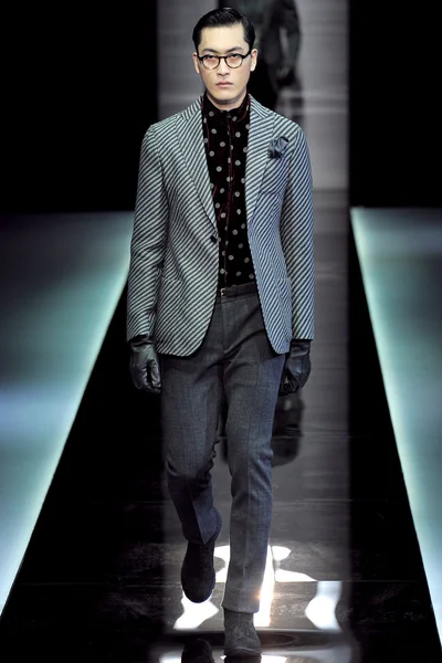 Look 16